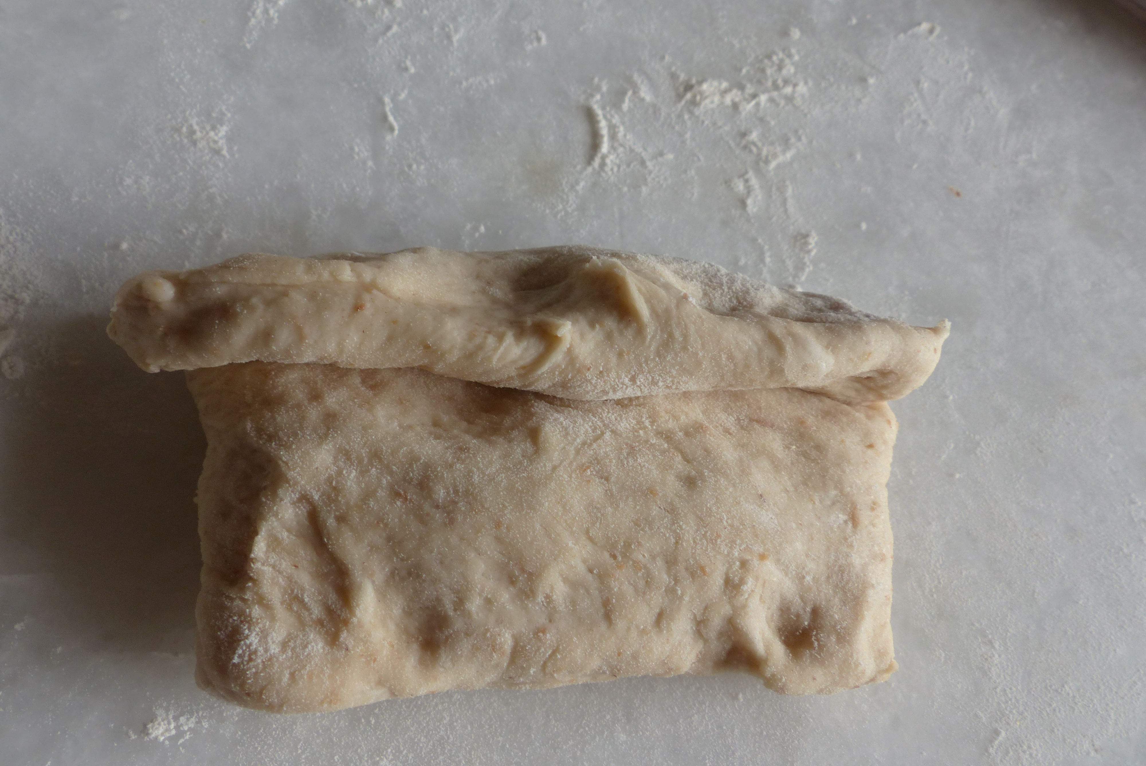 <p>Jedes Teigstück von einer Seite her aufrollen.</p>