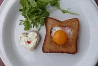Toastherz mit Schinken und Ei