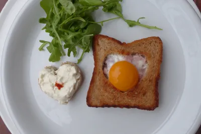 Toastherz mit Schinken und Ei