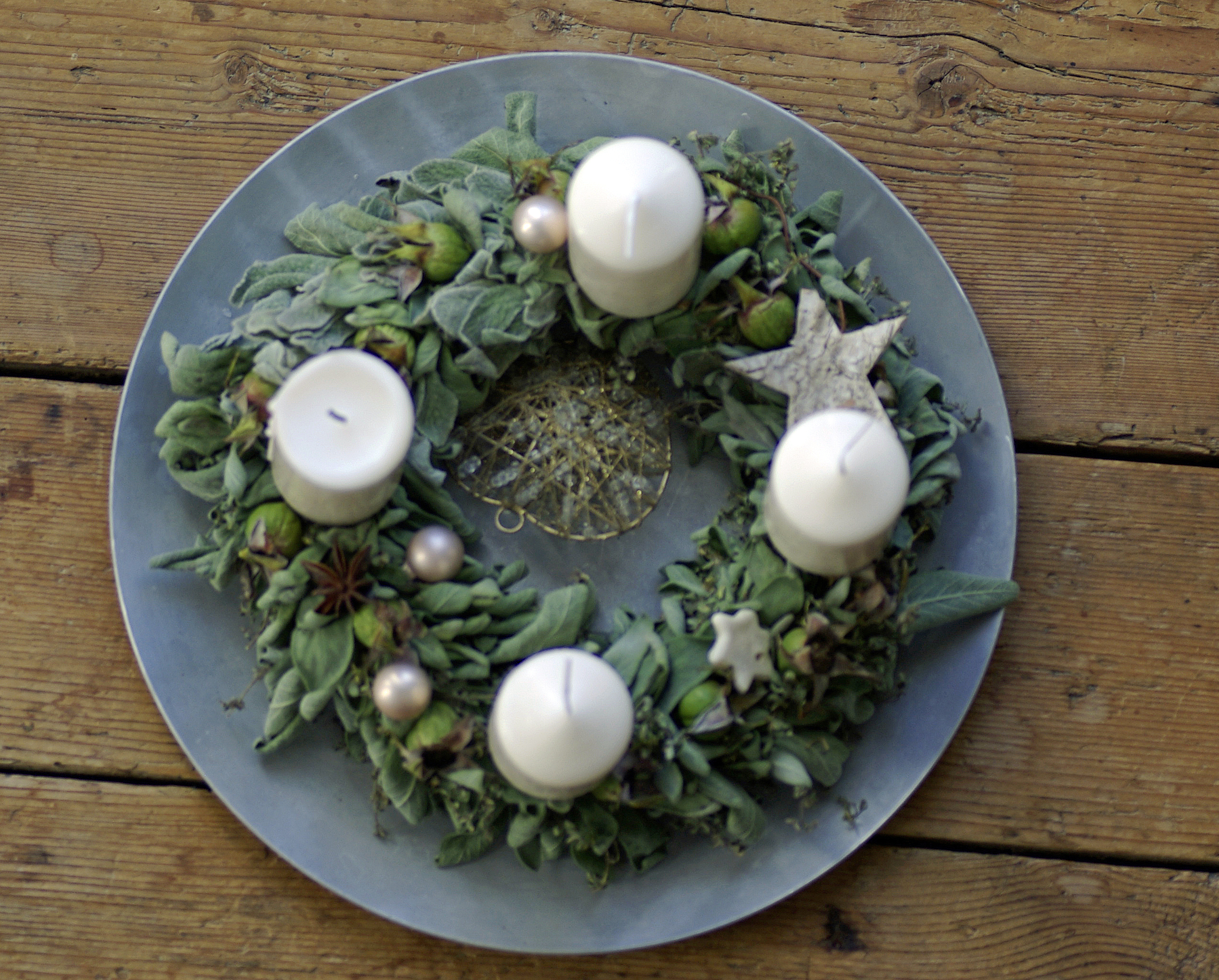 <p>Adventkranz 2011: Aus frischen Salbeiblättern und Rosenfrüchten gebunden: Sinnvoll und schön!</p>