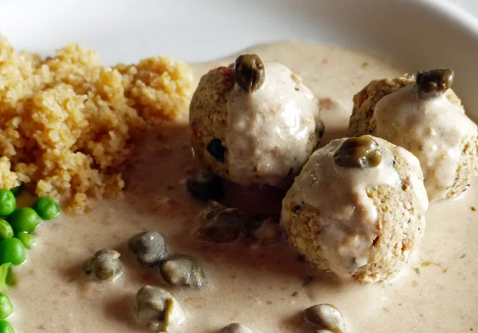 Tofu-Knöderl in Kapernsauce