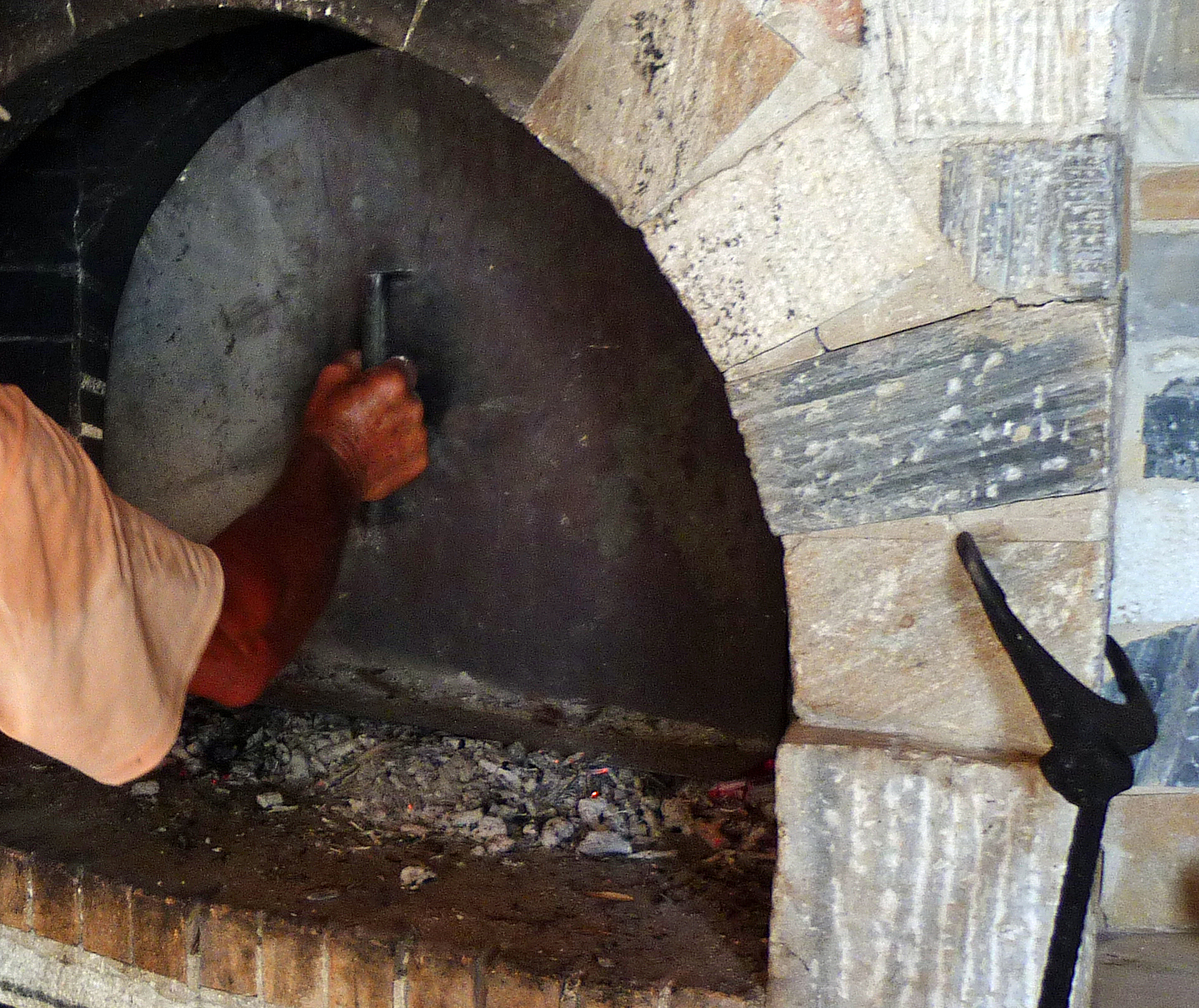 <p>Es ist so weit: Das Brot ist drinnen, der Backofen wird geschlossen.</p>