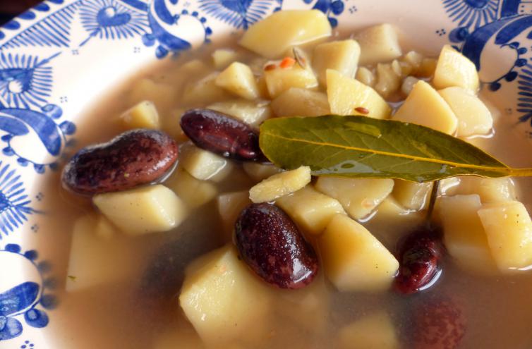 Käferbohnensuppe mit Kartoffeln